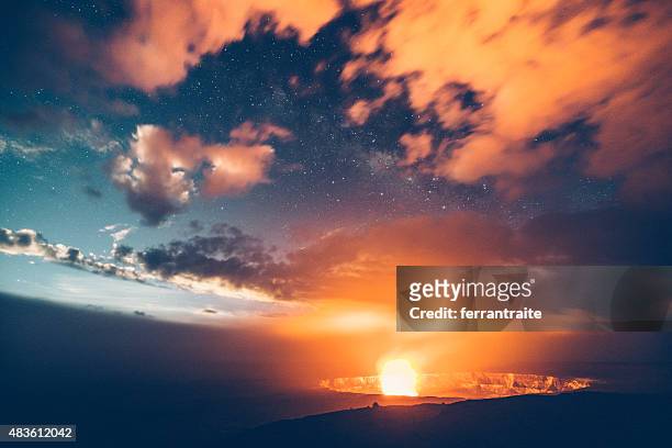 kilauea-vulkan eruption bei nacht, hawaii - hawaii volcanoes national park stock-fotos und bilder