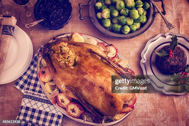 traditionelle britische holiday goose abendessen mit äpfeln und rosenkohl - gänsebraten stock-fotos und bilder