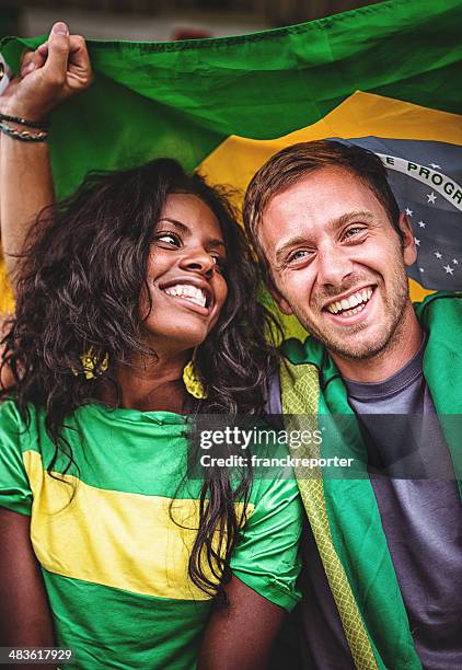 casal de torcedores brasileiros adora no estádio - leque - fotografias e filmes do acervo