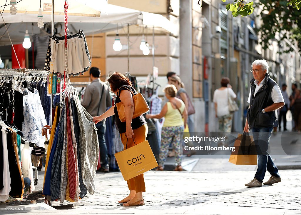 Shoppers In Rome Ahead Of Release Of GDP Figures