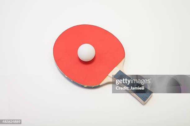 table tennis bat and ball - table tennis paddle stockfoto's en -beelden