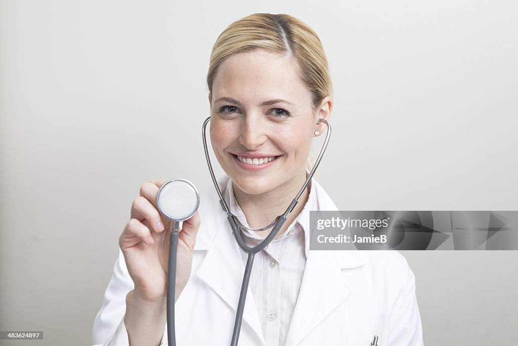 女性医師のポートレート、聴診器
