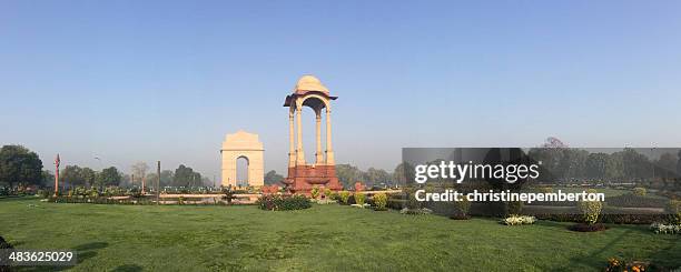 india, new delhi, view of war memorial called india gate - india gate new delhi stock pictures, royalty-free photos & images