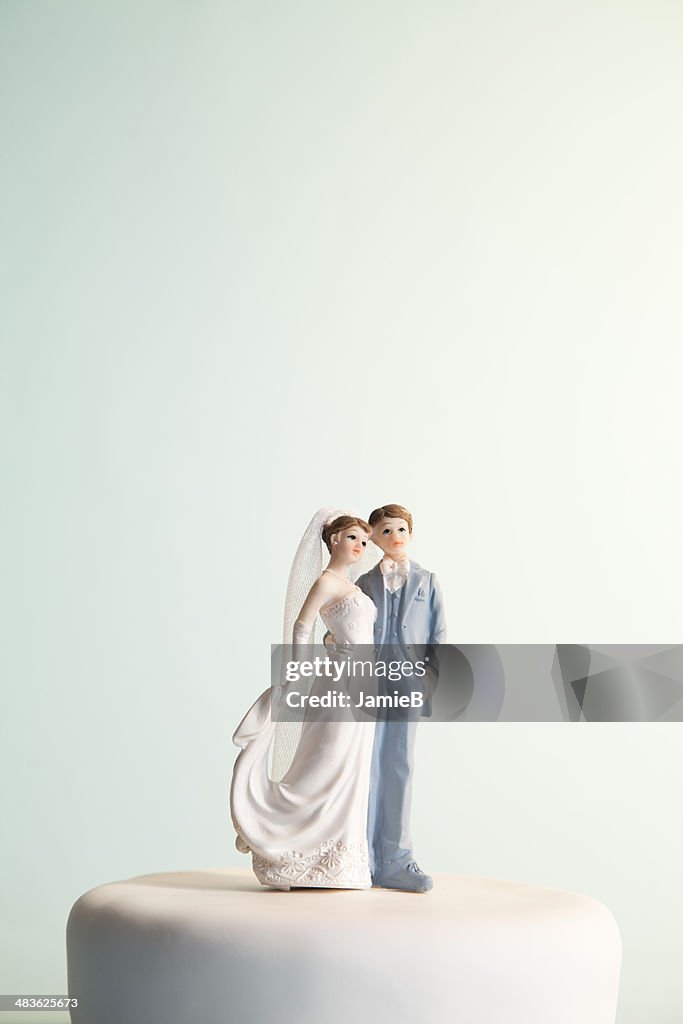 Braut und Bräutigam Figuren auf Hochzeitstorte
