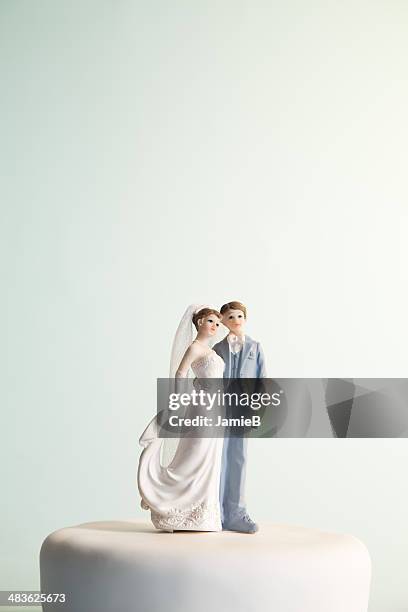 sposa e lo sposo figurine superiore della torta nuziale - wedding cake foto e immagini stock