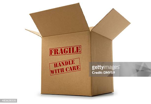 casella fragile, maneggiare con cura su sfondo bianco - carton box foto e immagini stock