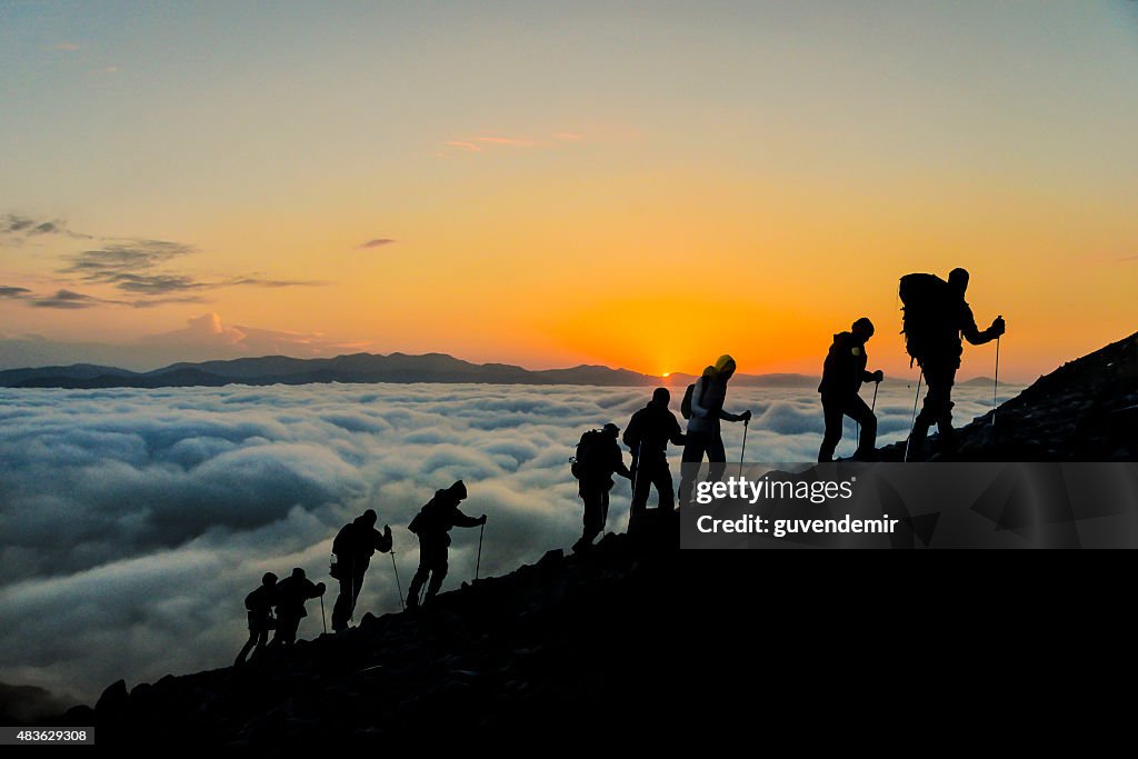 Silhouettes de randonneurs au coucher du soleil