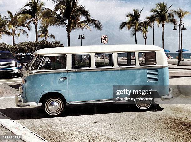 vw bus volkswagen - volkswagen bus fotografías e imágenes de stock