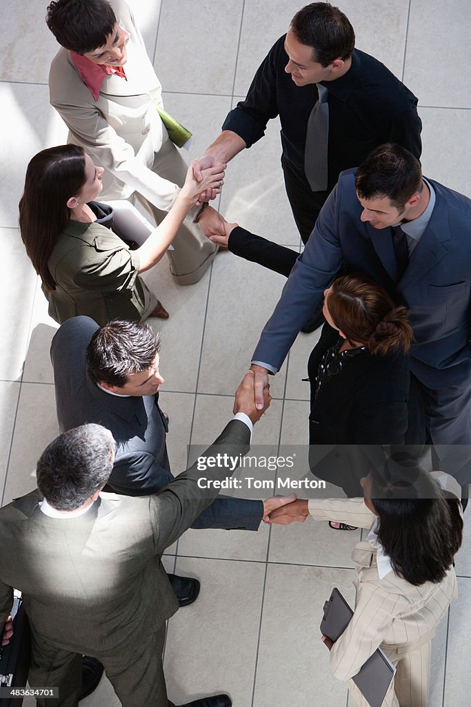 Vue aérienne gros plan des hommes d'affaires se serrant la main
