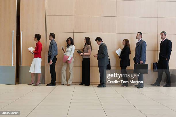 businesspeople standing in line  - line up stockfoto's en -beelden