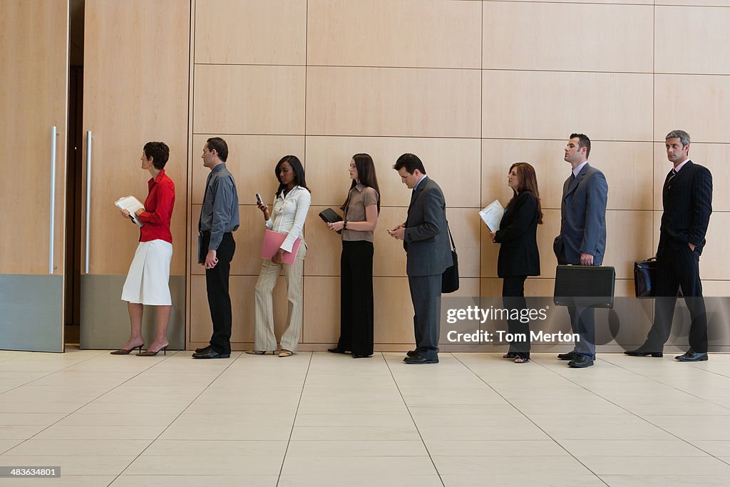 Empresários de pé na fila