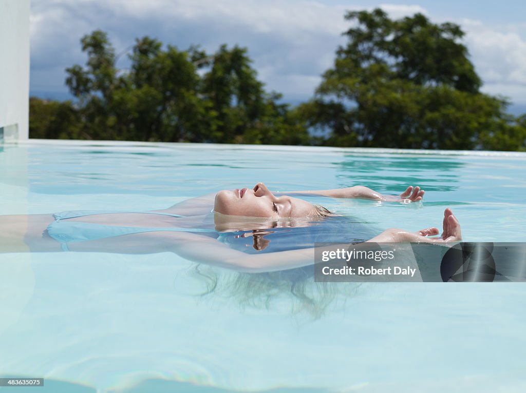 Woman floating en agua