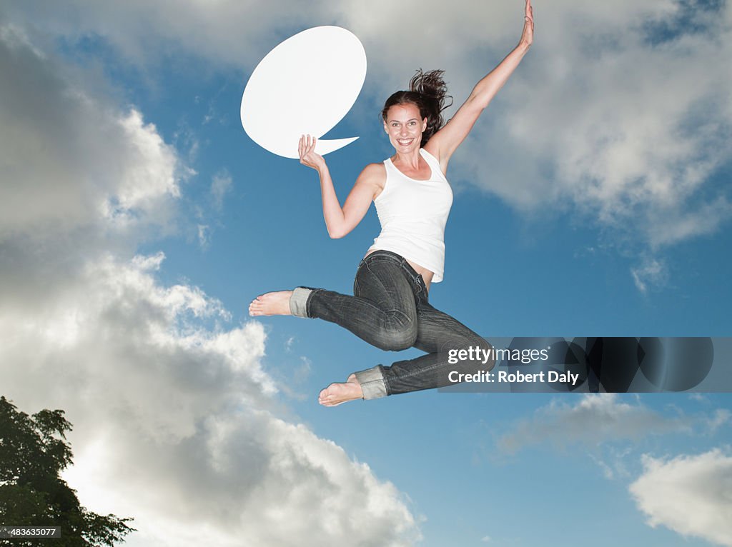 Mulher com Balão de Fala passar sobre os ao ar livre com céu azul e nuvens