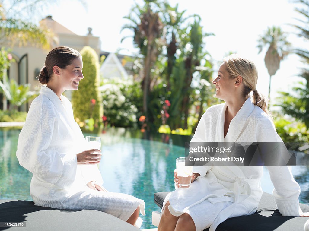 Dos mujeres con un baño relajante en la piscina