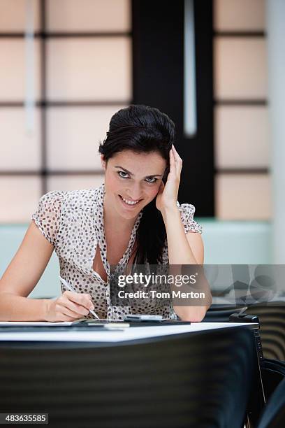 Businesswoman Escribir En Escritorio De Oficina, Foto de stock