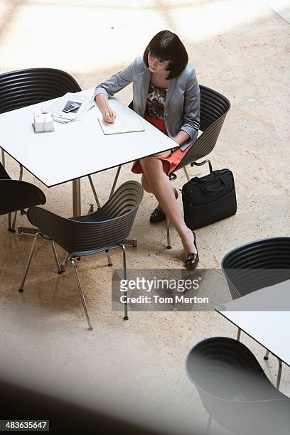 businesswoman working in cafe - kvardröjande bildbanksfoton och bilder