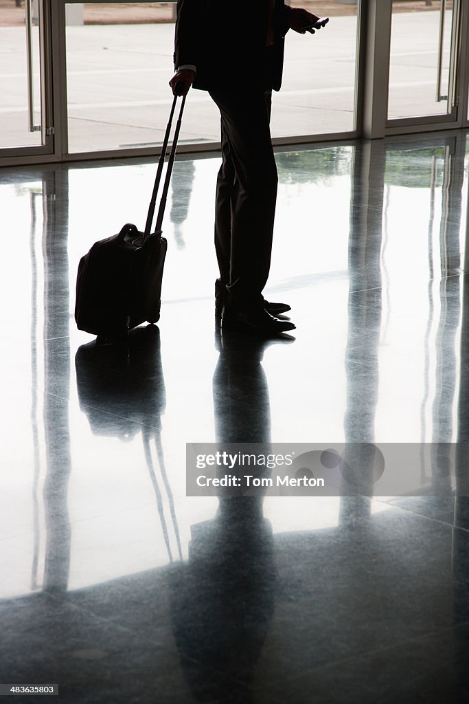 Viajando Empresário verificar telemóvel