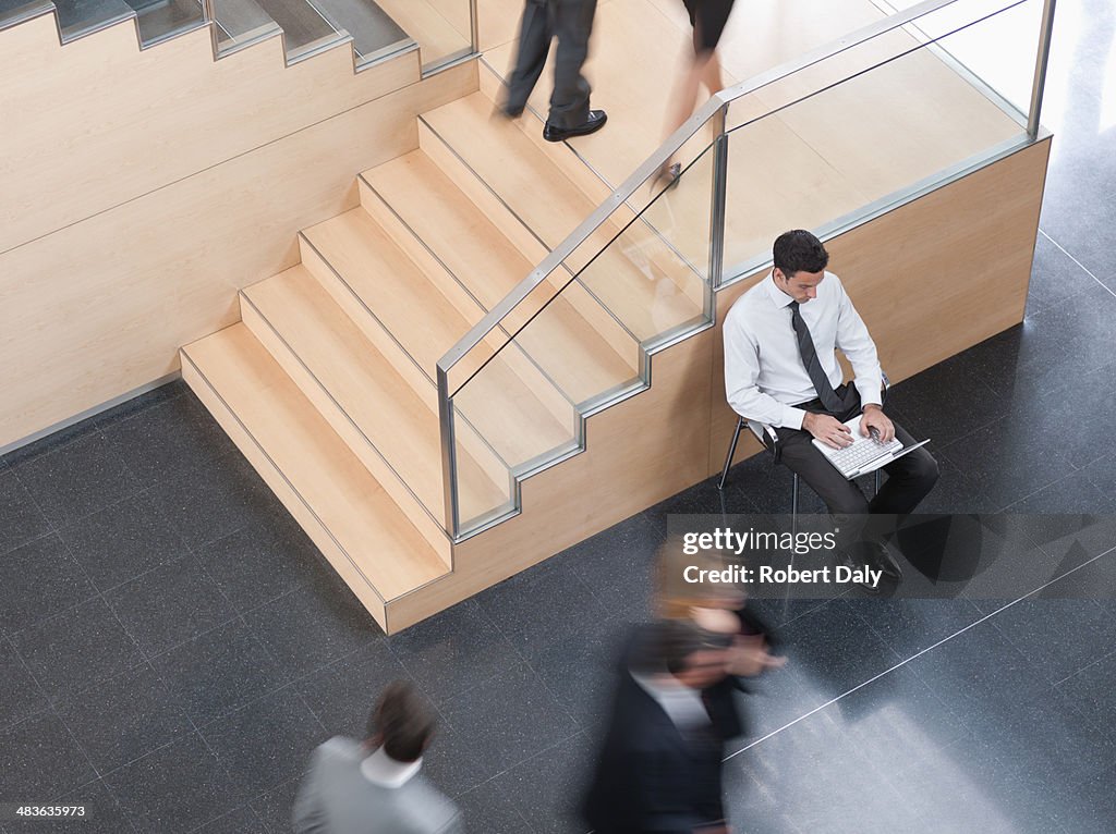 Empresário trabalhando em escritório ocupado-Corredor