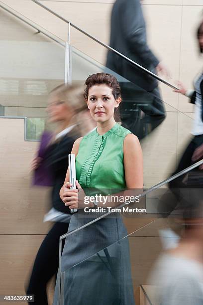 calme femme d'affaires dans l'escalier - businessman busy photos et images de collection