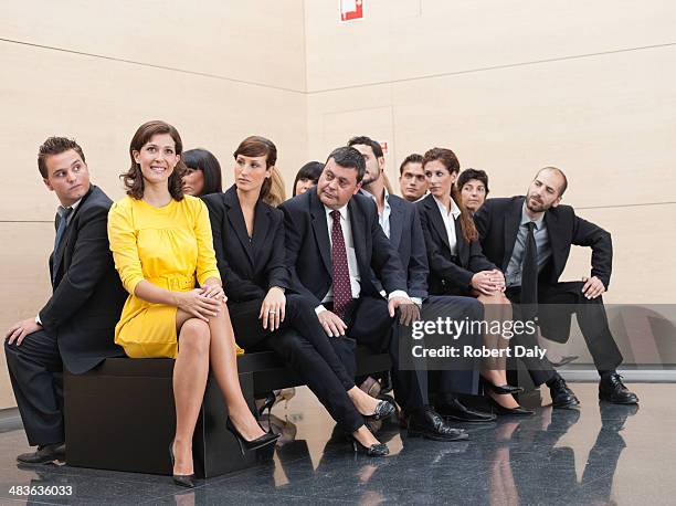 hommes d'affaires regarder fixement dans des collègue - sortir du lot photos et images de collection