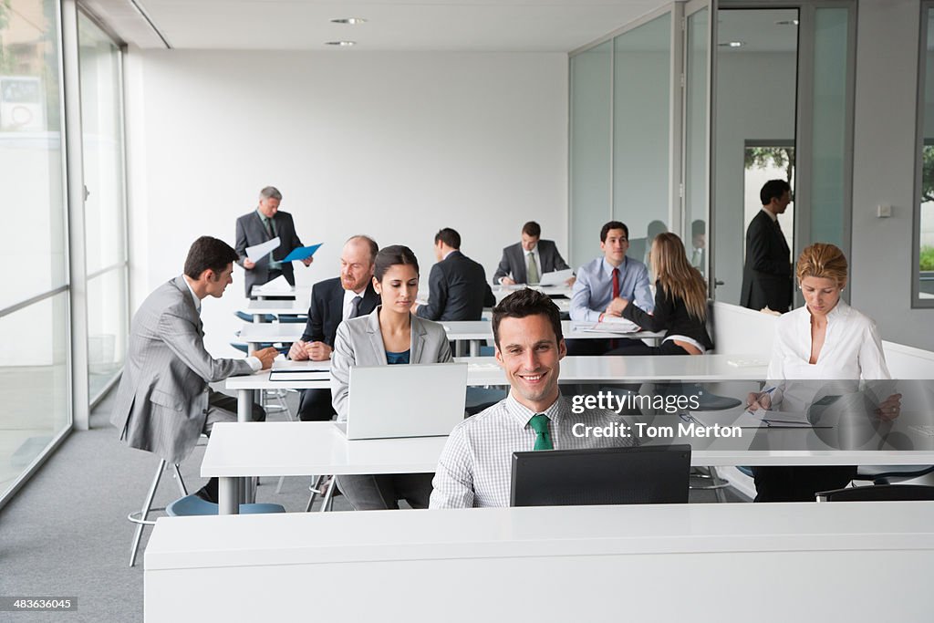 Hommes d'affaires travaillant dans un centre de formation d'entreprise