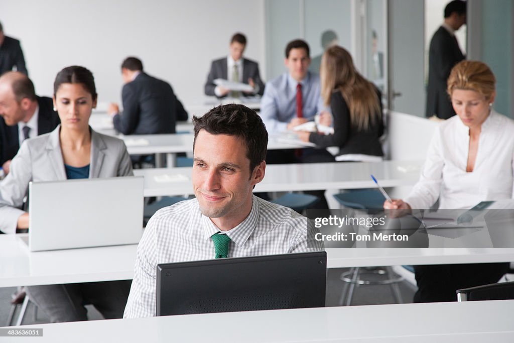 Geschäftsleute Arbeiten im Business-Center