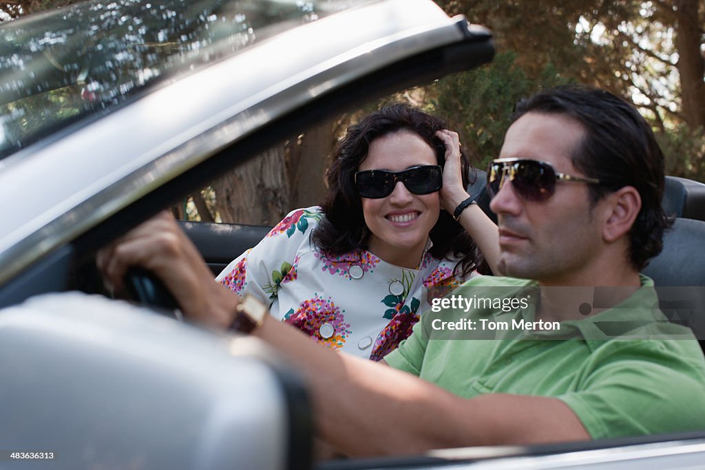 Casal de condução Carro Descapotável