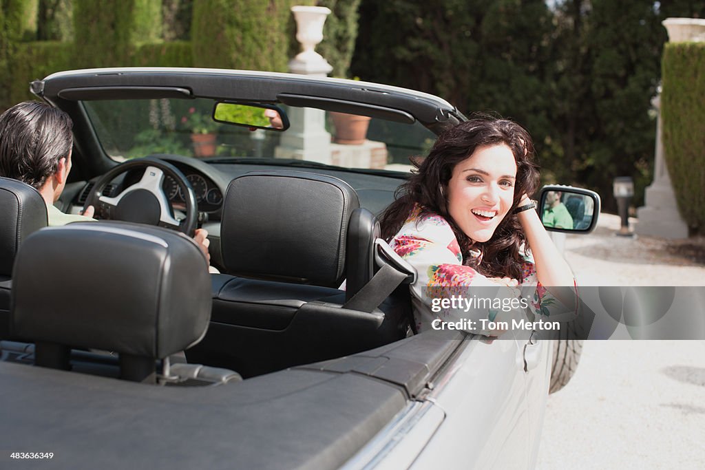 Casal de condução Carro Descapotável