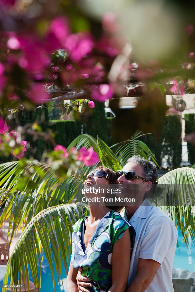 Couple se tenant à l'extérieur