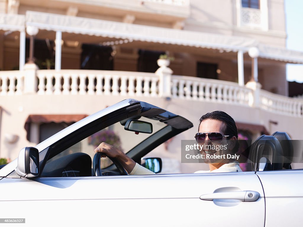 Homme au volant convertible