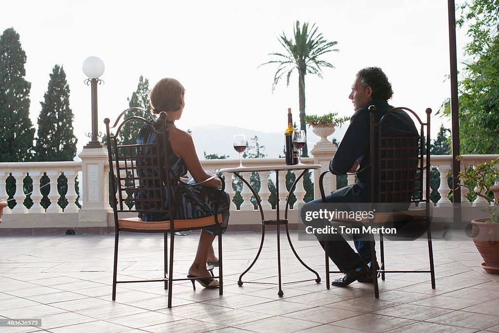 Pareja con vino en BALCÓN