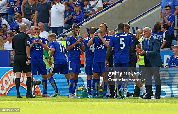 Leicester manager Claudio Ranieri talks with his players during the Barclays Premier League match between Leicester City and Sunderland at the King...