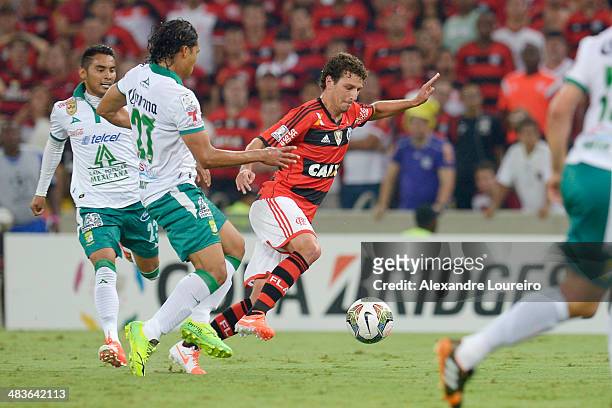 Elano of Flamengo fights for the ball with Carlos Alberto Peña of Leon during a match between Flamengo and Leon as part of Copa Bridgestone...