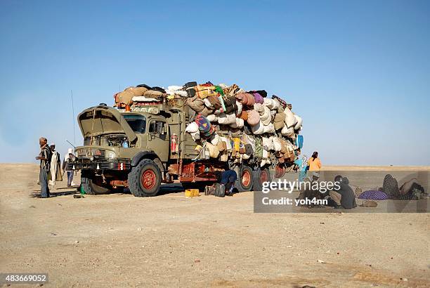 afrikanischer einwanderer - climate refugees stock-fotos und bilder