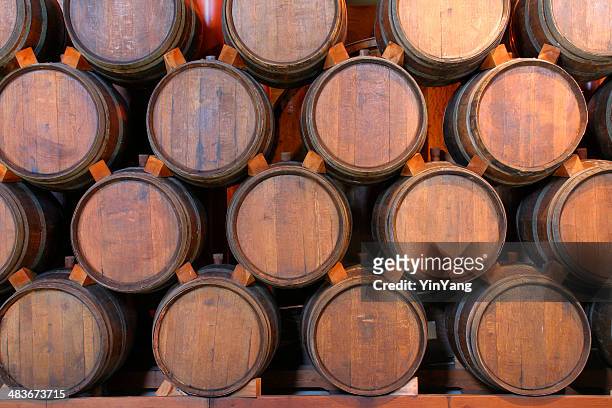 オークのワイン樽スタックドワイナリーのワインセラーでは、ナパバレー、カリフォルニア州 - barrels ストックフォトと画像