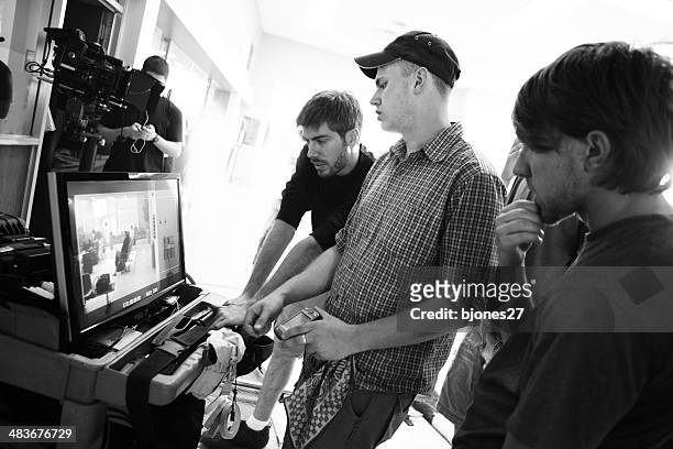 équipe de tournage regardant moniteur - studio de cinéma photos et images de collection