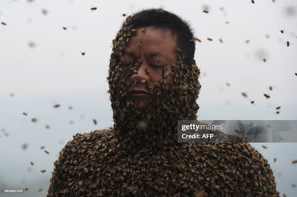 CHINA-PEOPLE-BEE WEARING