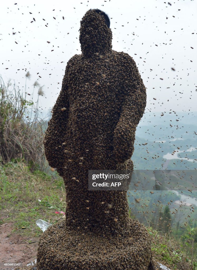 CHINA-PEOPLE-BEE WEARING