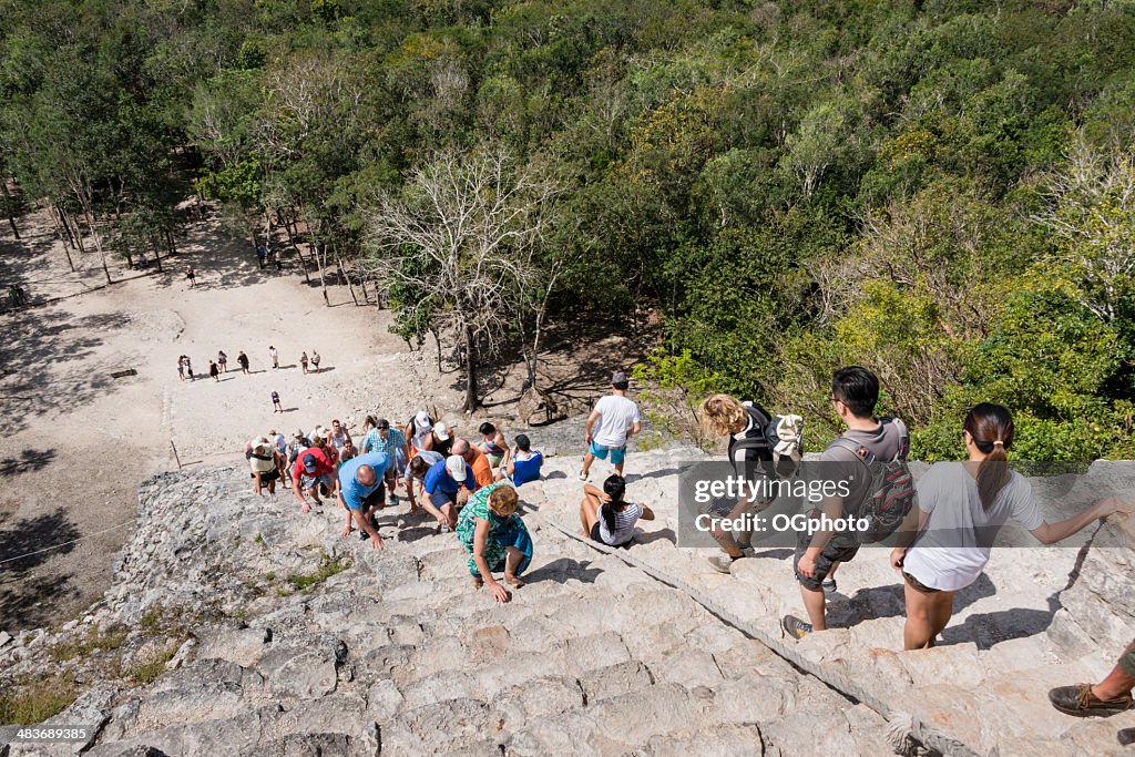 Touristen an der Maya Pyramide in Coba -XXXL