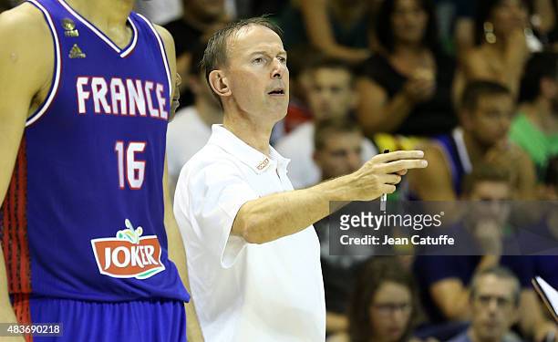 Head coach of France Vincent Collet gives his instructions during the international friendly basketball match between France and Russia in...
