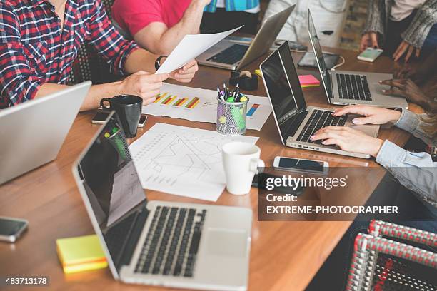 travaillant sur des ordinateurs - agence-de-design photos et images de collection