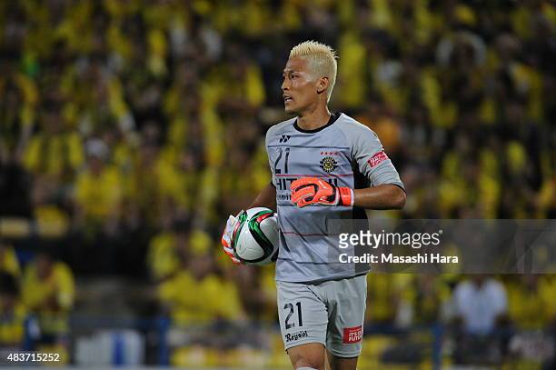 Takanori Segeno of Kashiwa Reysol in action during the J.League match between Kashiwa Reysol and Vissel Kobe at Hitachi Kashiwa Soccer Stadium on...