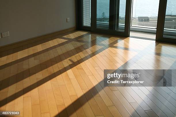 empty room with hardwood floor - wood laminate flooring stockfoto's en -beelden