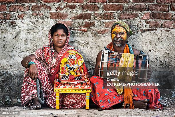 indian street künstler - mumbai stock-fotos und bilder