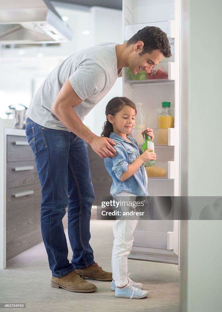Mann zu Hause mit seinem Kind Öffnen der Kühlschrank