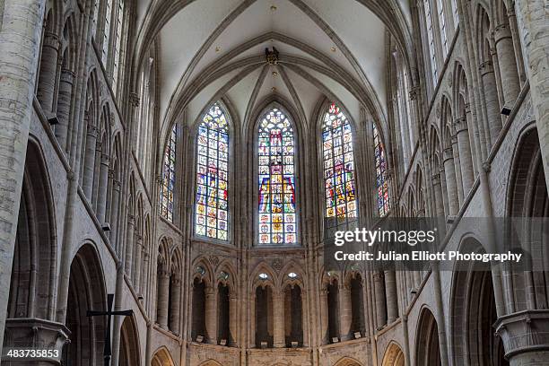 the choir of brussels cathedral. - cathedral of st michael and st gudula stock pictures, royalty-free photos & images