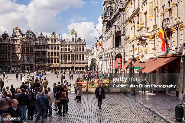 the grand place or grote mark in brussels. - sidewalk cafe stock pictures, royalty-free photos & images