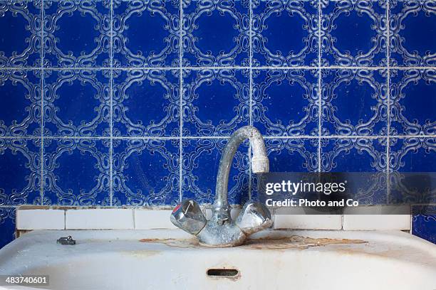 old faucet - dirty sink stock pictures, royalty-free photos & images