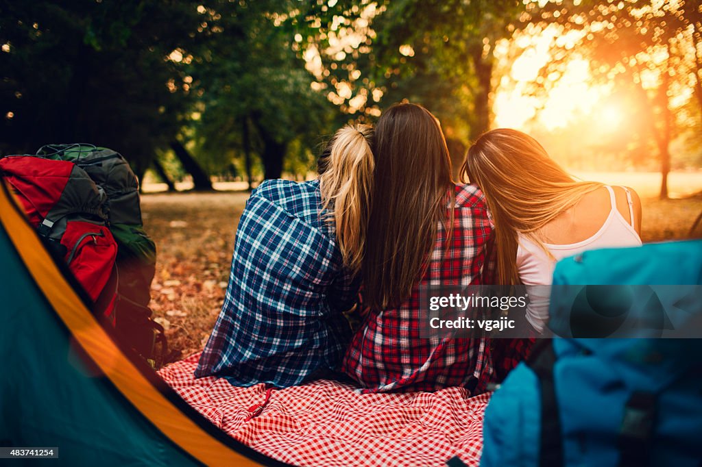 Junge Frauen Camping zusammen.