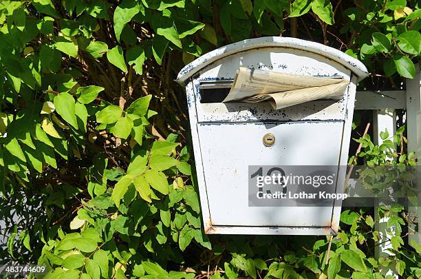 new holiday-maker record in july ! - openbare brievenbus stockfoto's en -beelden